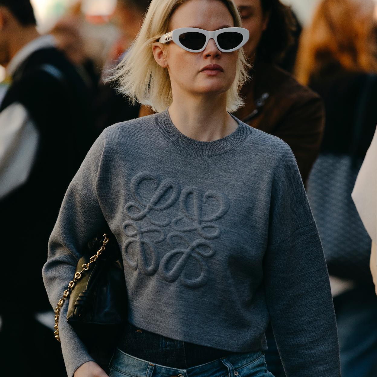 Una mujer con sudadera con logo.