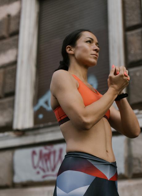 Imagen - Mujer con abdominales tonificados/PEXELS