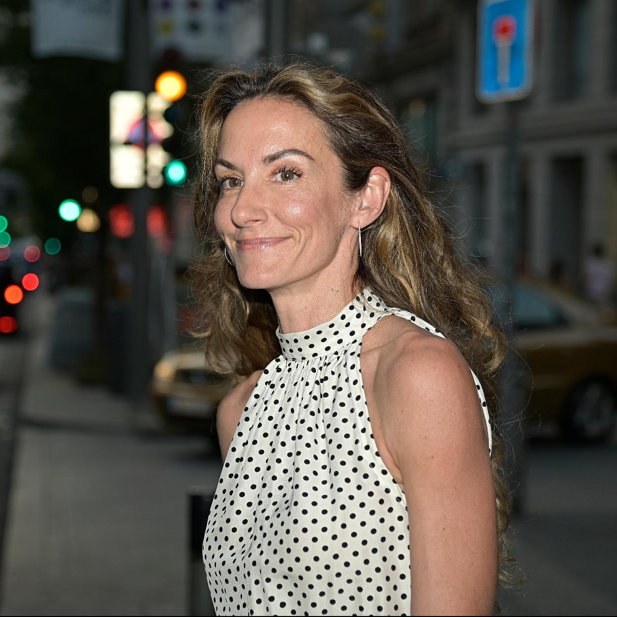 Telma Ortiz con un vestido de lunares.