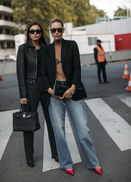 Imagen - Street Sytle de París, con prescriptora de estilo con vaquero wide leg y zapato rojo.