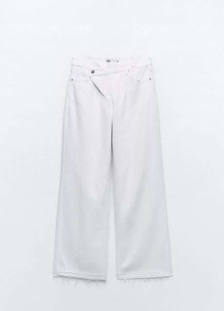 Imagen - Vaquero con cinturilla cruzada en color blanco de Zara. Foto: Zara.