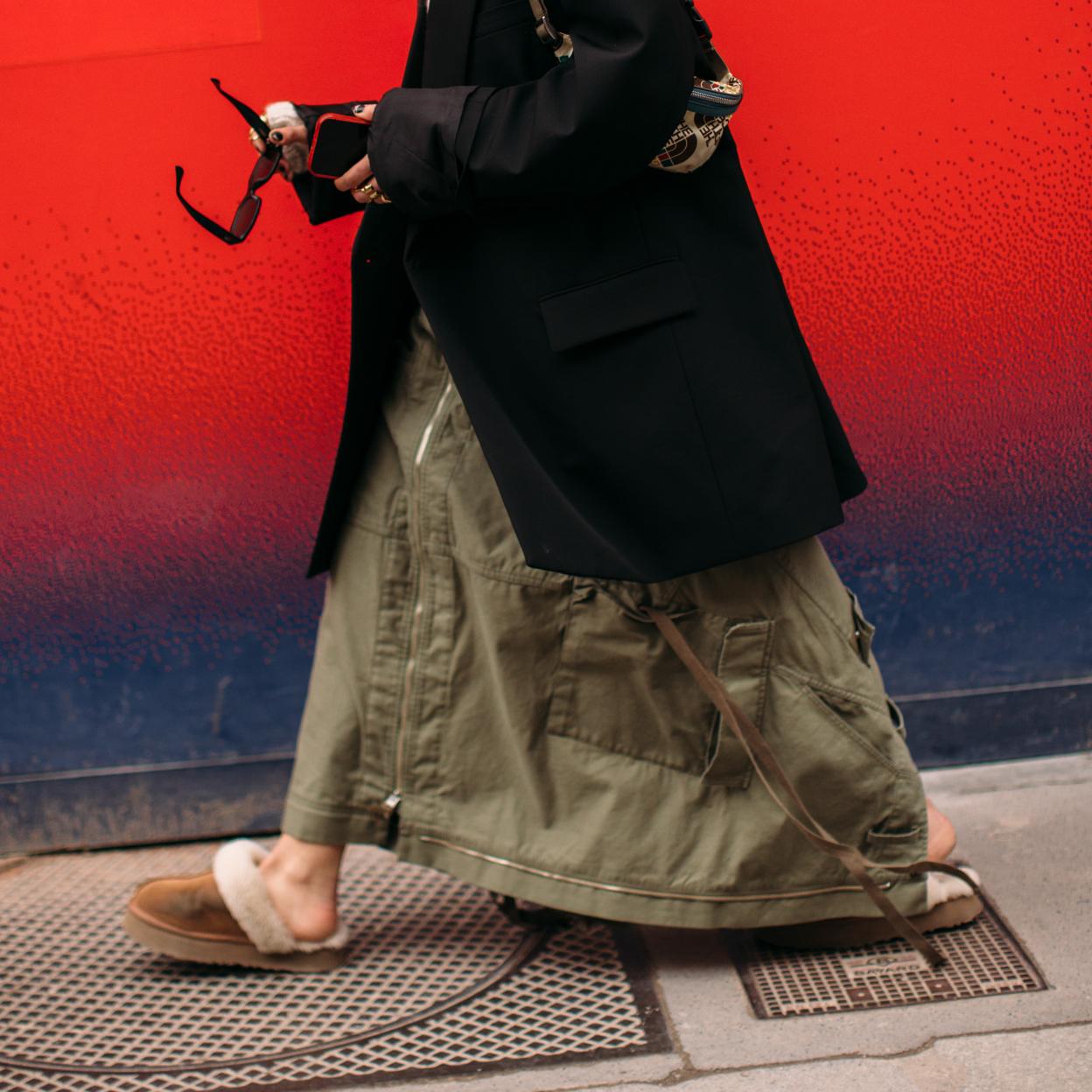Una mujer con zuecos en el street style.
