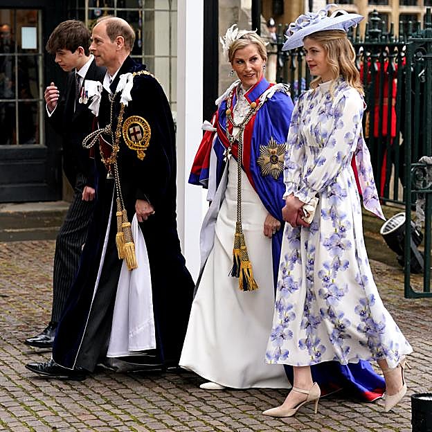 Los duques de Edimburgo, junto a sus hijos.