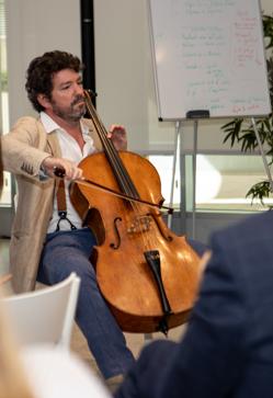 Imagen secundaria 2 - 1. Samary Fernández Feito, directora general del área de Lujo, Estilo de Vida y Revistas de Vocento e impulsora del proyecto Líderes con Propósito, atiende la presentación de Hugo Giralt junto con el resto de participantes en la jornada. 2. Álex Pallete, fundador y director general de estrategia de Picnic y miembro del consejo asesor del proyecto Líderes con Propósito, interviene en el debate de cierre de la jornada. 3.El violonchelista Pedro Alfaro, cofundador de Musicaparatodos, que imparte talleres de team building musical y coaching de equipos a través de la música a grandes empresas, puso el broche sonoro a la sesión de Líderes con propósito.