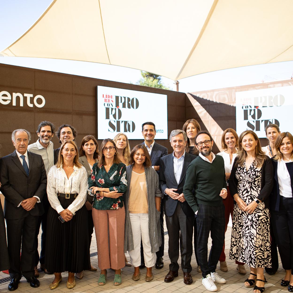 Foto de familia del segundo workshop de Líderes con propósito. De izquierda a derecha, Alexandra Jausas (Mahou San Miguel), Jesús Sáinz (Puy du Foy), Hugo Giralt (Propelland), Soraya Romero (Iberostar), Álex Pallete (Picnic), Beatriz Sánchez Guitián (Fundación Máshumano), Candela Aldao (Mahou), Cristina Riera (Tendam), María Garrido (Prodigioso Volcán), Roberto Sanz Soblachero (HM Hospitales), Tomás Pereda (Fundación Máshumano), Ana Clara Martines (L'Oréal), Héctor García-Santacruz (Antrópico), Tábata Bergareche (Telefónica), Rosa Ramos (L'Oréal), Mariana Ramonell (Vocento) y Maribel Mobellán (Ikea).