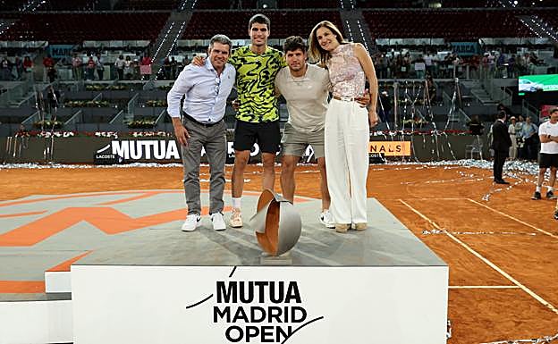 Carlos Alcaraz, en una imagen junto a su familia. /