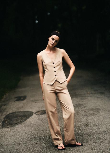 Imagen - Chaleco de lino en color beige de Zara (29,90 euros)