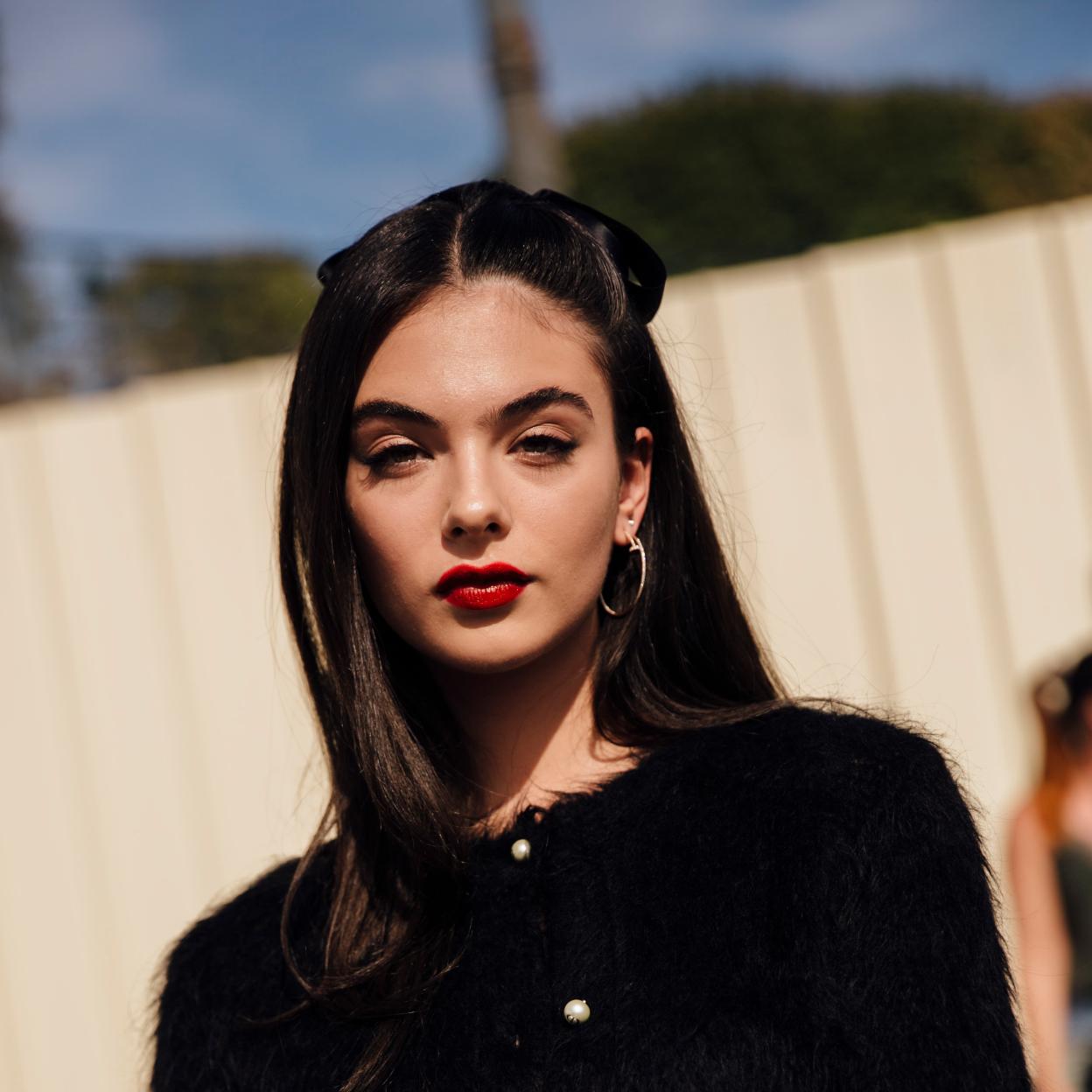 Una mujer con el pelo hidratado.