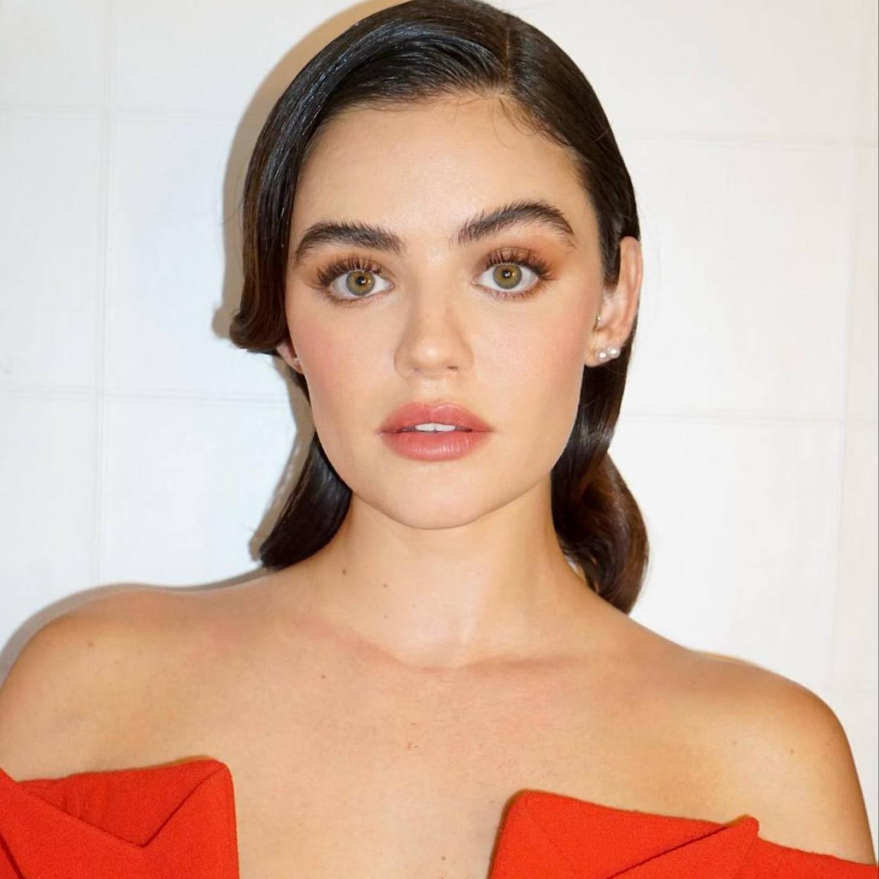 Lucy Hale con mirada luminosa sin ojeras