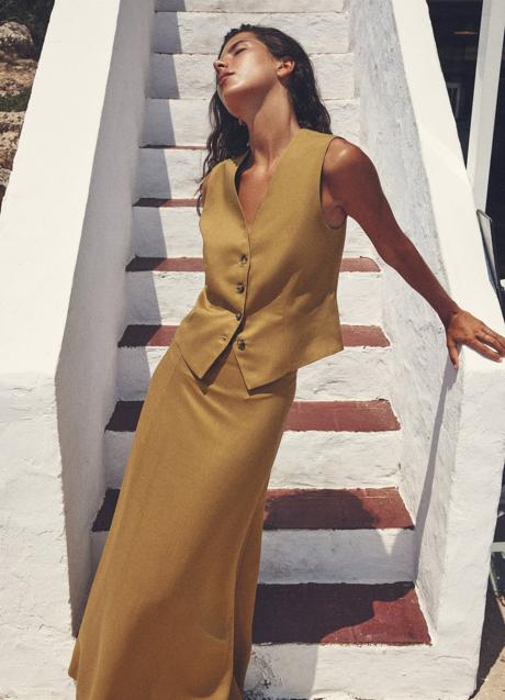 Imagen - Conjunto de chaleco y falda midi en color mostaza de Zara (29,90 y 29,99 euros)
