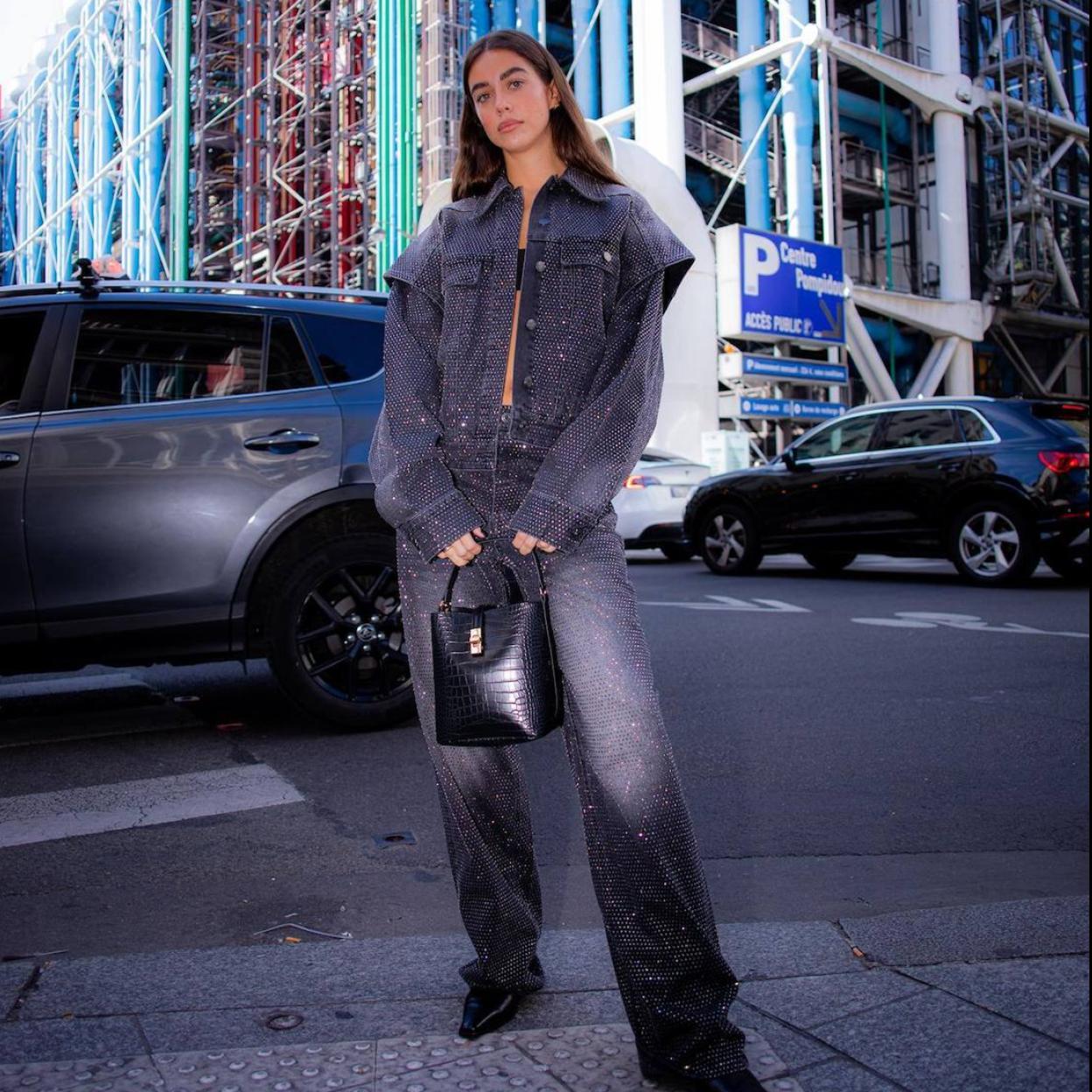 La influencer lleva los vaqueros con strass virales de H&M