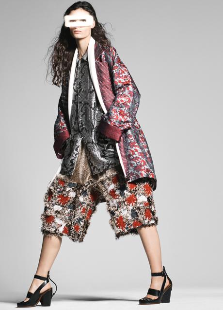 Imagen - Capucine luce chaqueta-bata de seda, camisa extralarga, bermudas de seda y pelo sintético, y sandalias de piel. Fotografía: Ethan James Green / Estilismo: Marie-Amélie Sauvé. 