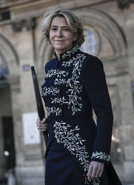 Imagen - Cuando la arquitecta Anne Démians le encargó una prenda para su ceremonia de ingreso en la Academia de Bellas Artes Francesa, Ghesquière asumió el reto con pasión y le sirvió para materializar toda una colección, con las claves del estilo francés como cimientos. 