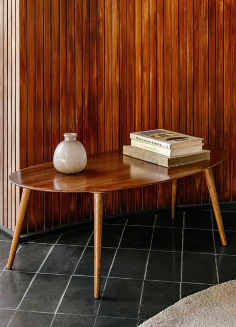 Imagen - La mesa de madera de mango biselada cuesta 129 euros en Zara Home.