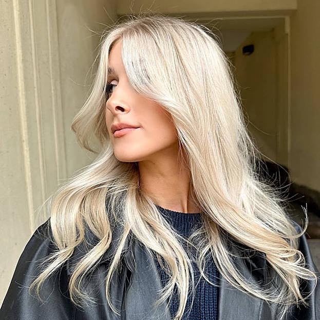 Mujer con tinte rubio nórdico