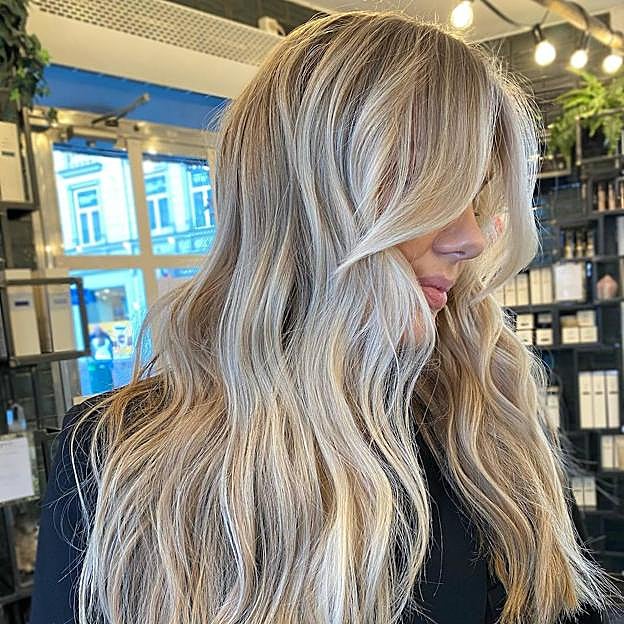 Mujer con scandi blonde multidimensional