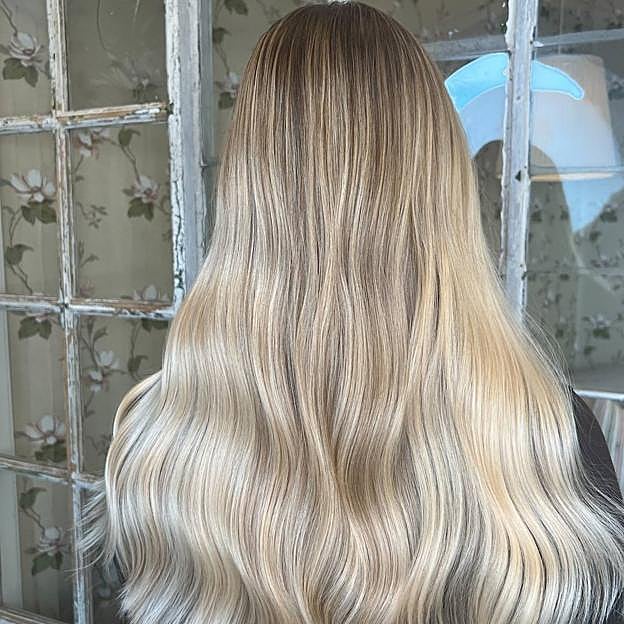 Mujer con versión balayage del sscandi blonde