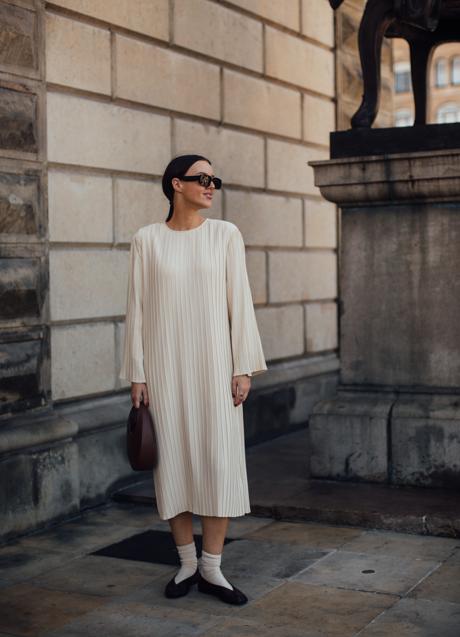 Imagen - Una mujer con vestido de punto, bailarinas negras y calcetines blancos. Foto: Launchmetrics spotlight.