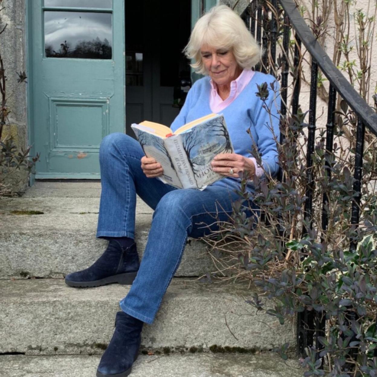 La reina Camilla ha reconocido que suele llevar vaqueros en su vida privada, pero parece decidida a lucirlos también en ciertos eventos de su agenda oficial. 