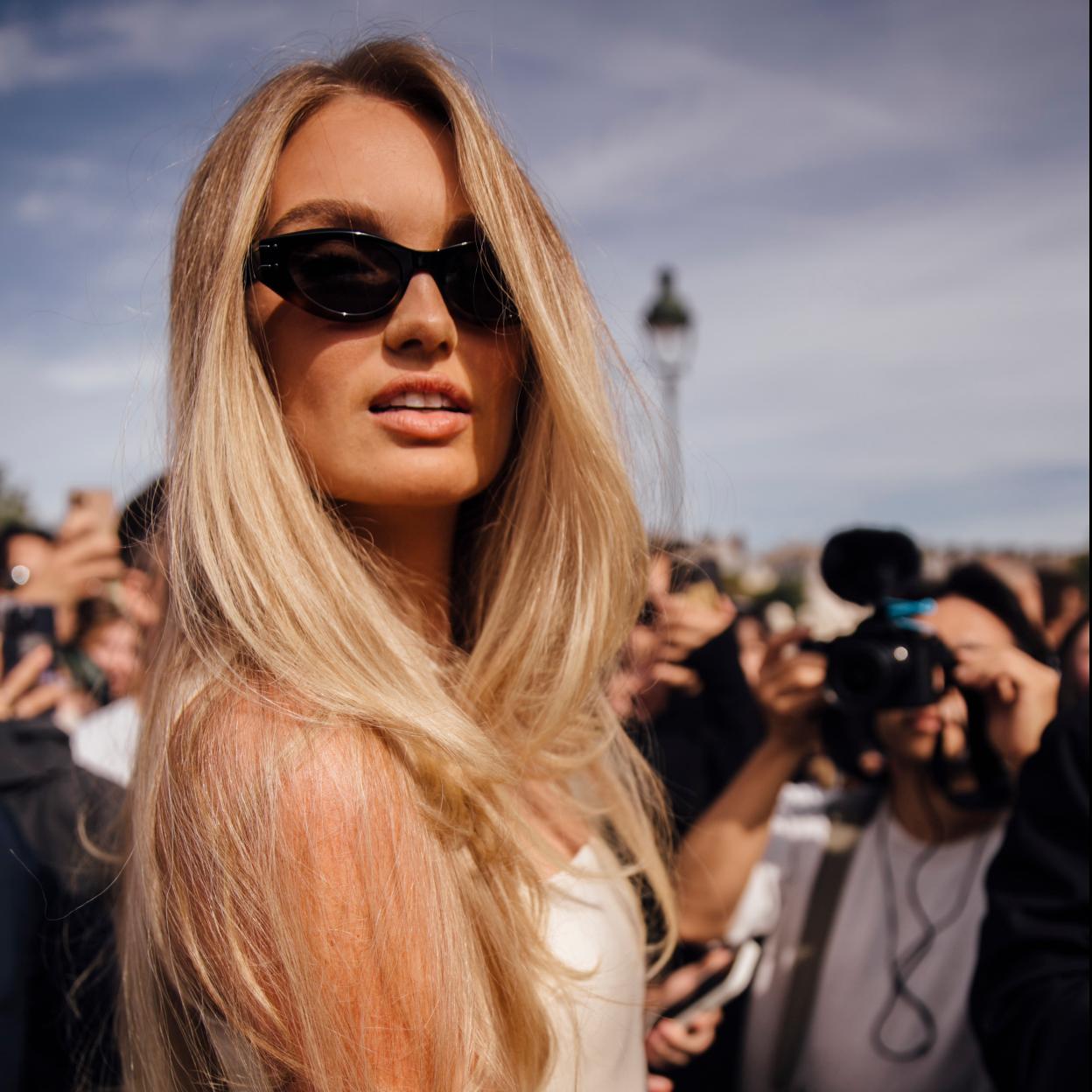 Una modelo con la melena rubia.