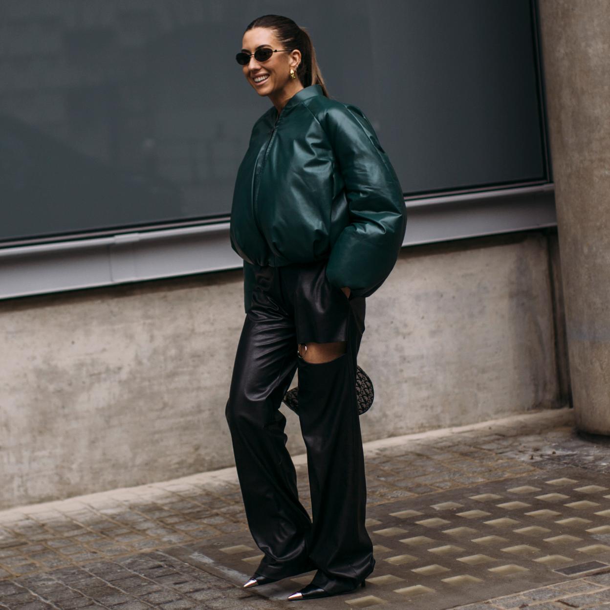 Una mujer con pantalones efecto piel.