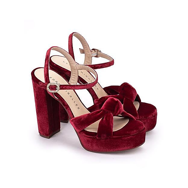 Sandalias de tacón en terciopelo con plataforma de Pedro Millares.