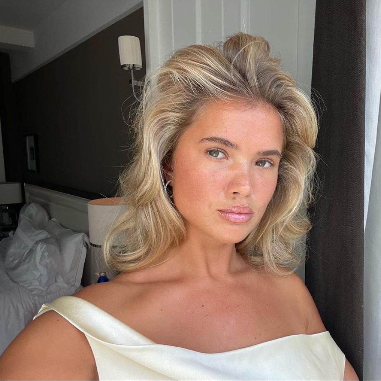 Una mujer con la piel luminosa.