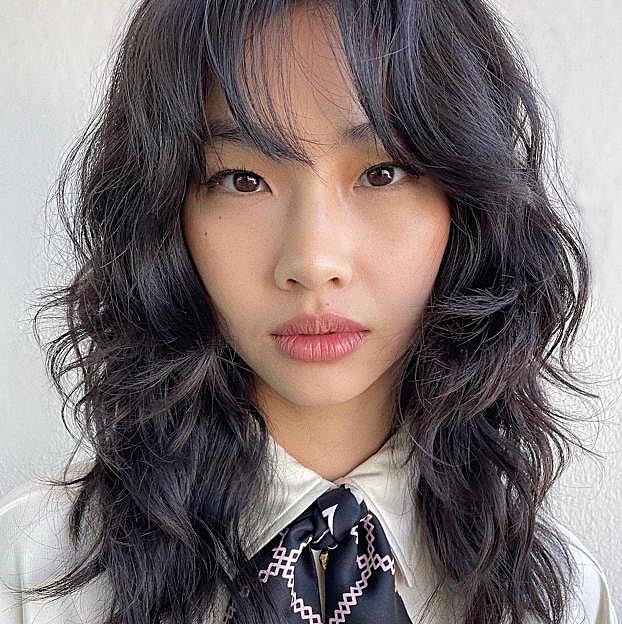 Hoyeon Jung con corte de pelo ondulado estilo shag