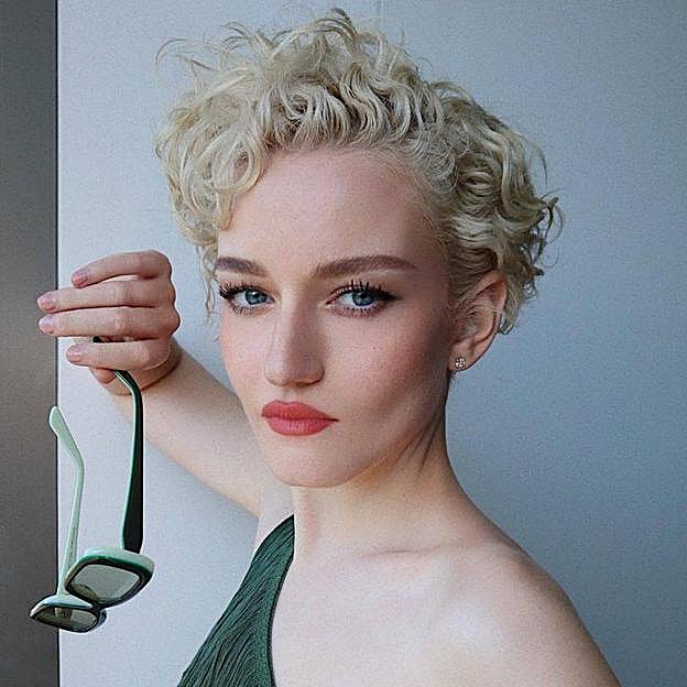Julia Garner con corte de pelo ondulado pixie