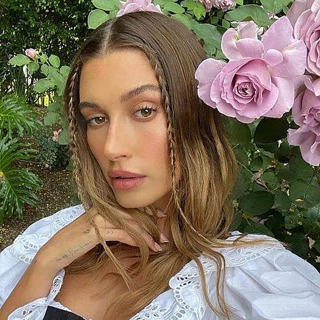 Hailey Bieber con peinado con trenzas baby braids