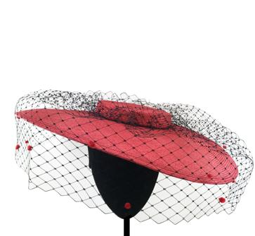 Imagen secundaria 1 - Zapatos de tacón de Malone Souliers (595 euros), Tocado de Mimoki (460 euros) y pendientes de aro de Scalpers y PD Paola (149 euros).