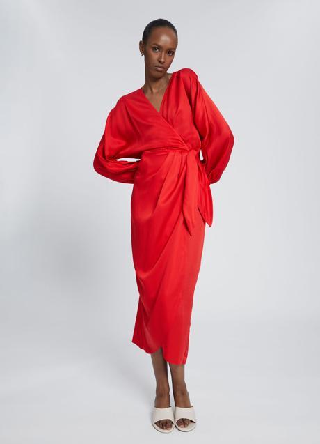 Imagen - Vestido rojo cruzado y efecto satinado de & Other Stories. Foto: & Other Stories.