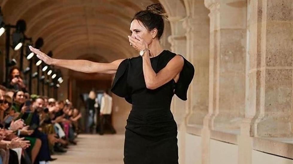 Victoria Beckham llora en su debut en la Semana de la Moda de París.