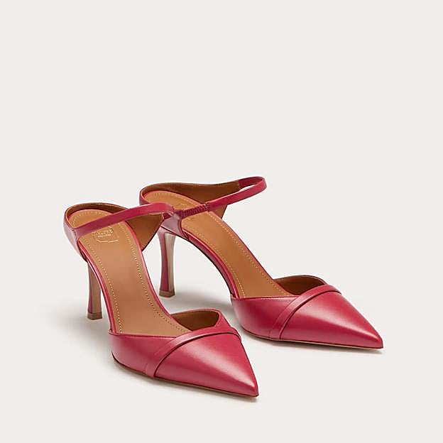 Imagen principal - Zapatos de tacón de Malone Souliers (595 euros), Tocado de Mimoki (460 euros) y pendientes de aro de Scalpers y PD Paola (149 euros).