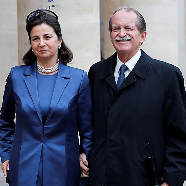 Duarte Pio e Isabel Heredia, duques de Braganza y padres de la novia. 
