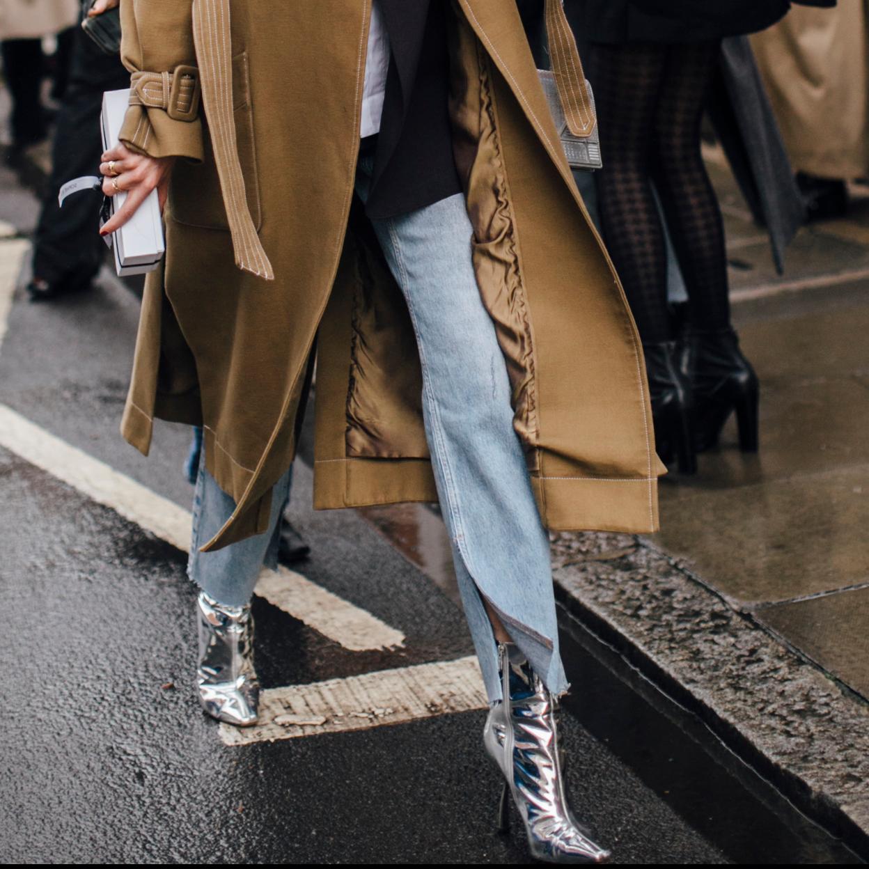Un look de street style con botines metalizados.