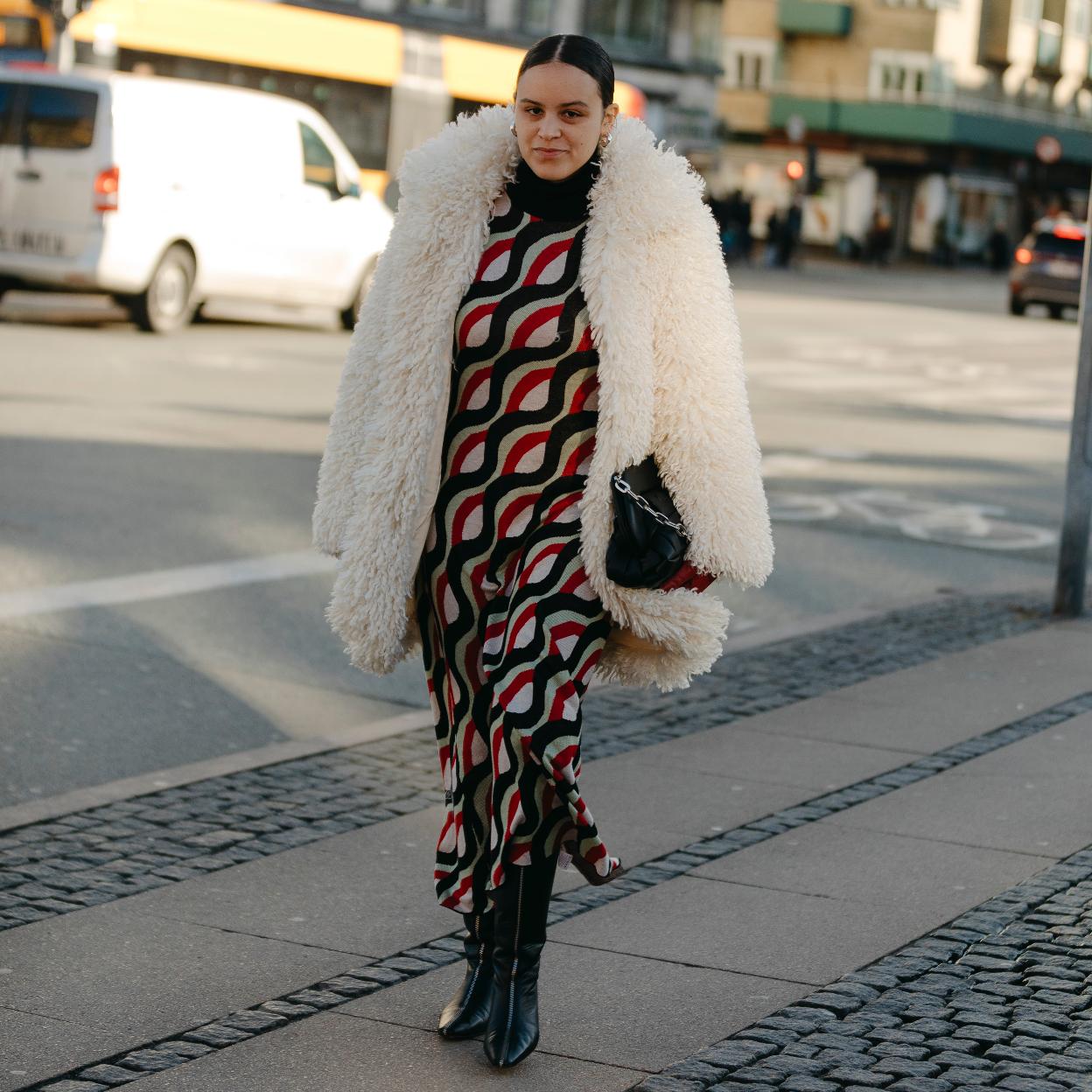 Un look de street style con vestido largo y botas.