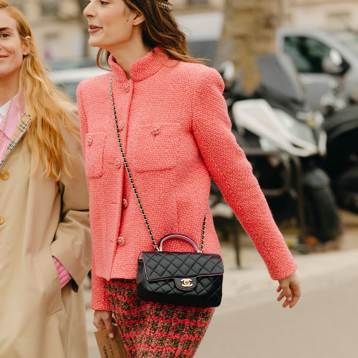 Una mujer con chaqueta en color rosado.