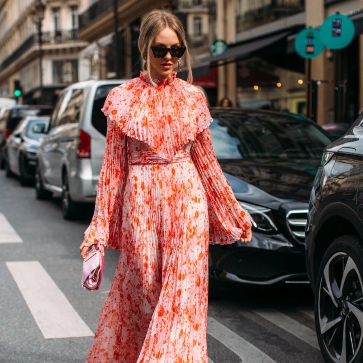 Influencer con vestido de flores.