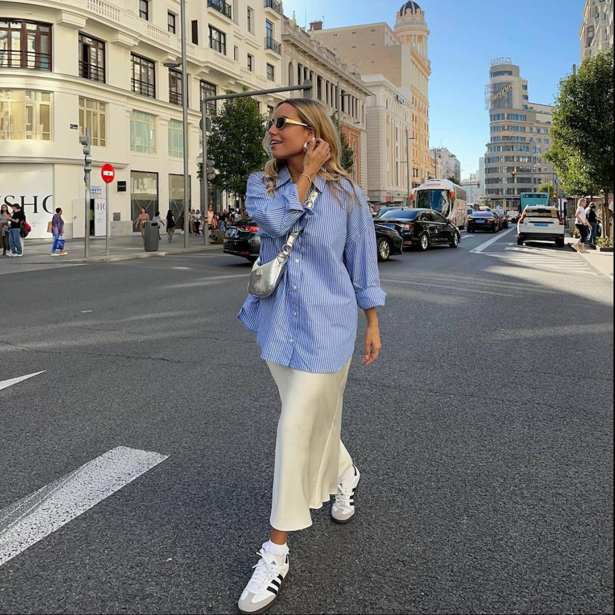 La influencer lleva un look con zapatillas