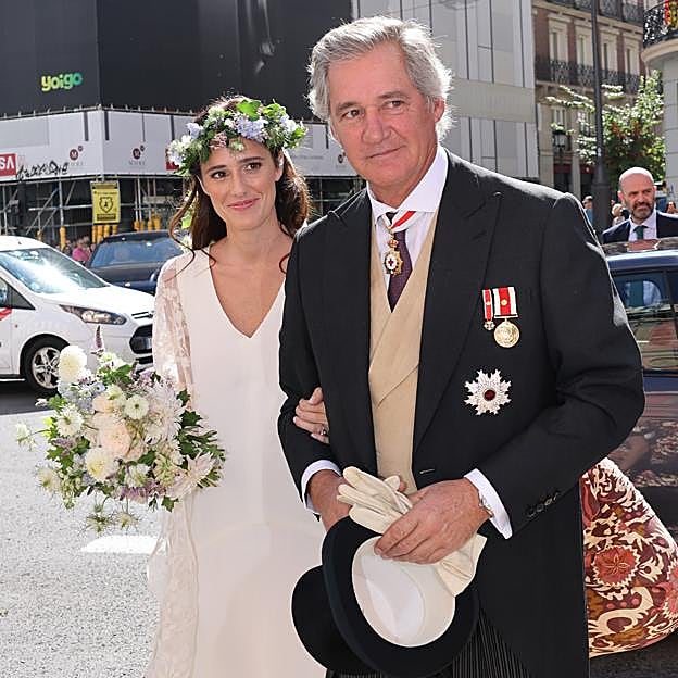 El vestido de novia de Clotilde Entrecanales: inspiración natural, ausencia de joyas y un tocado de flores protagonista