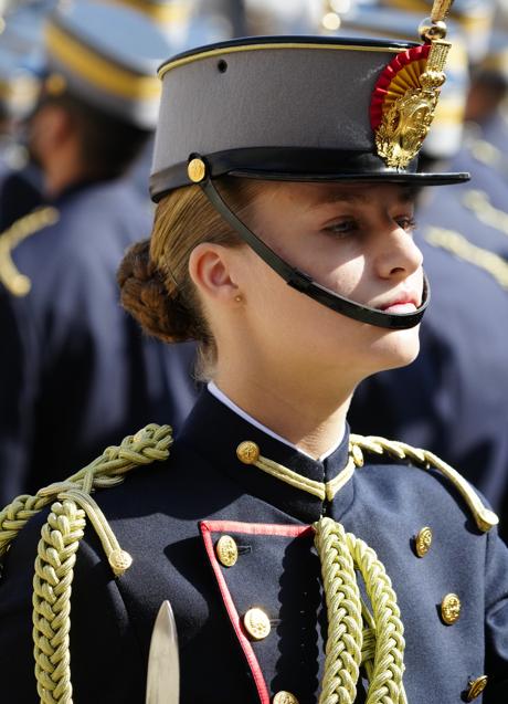 Imagen - El gesto serie de la cadete Leonor de Borbón durante su jura de bandera. (FOTO: LIMITED PICTURES)