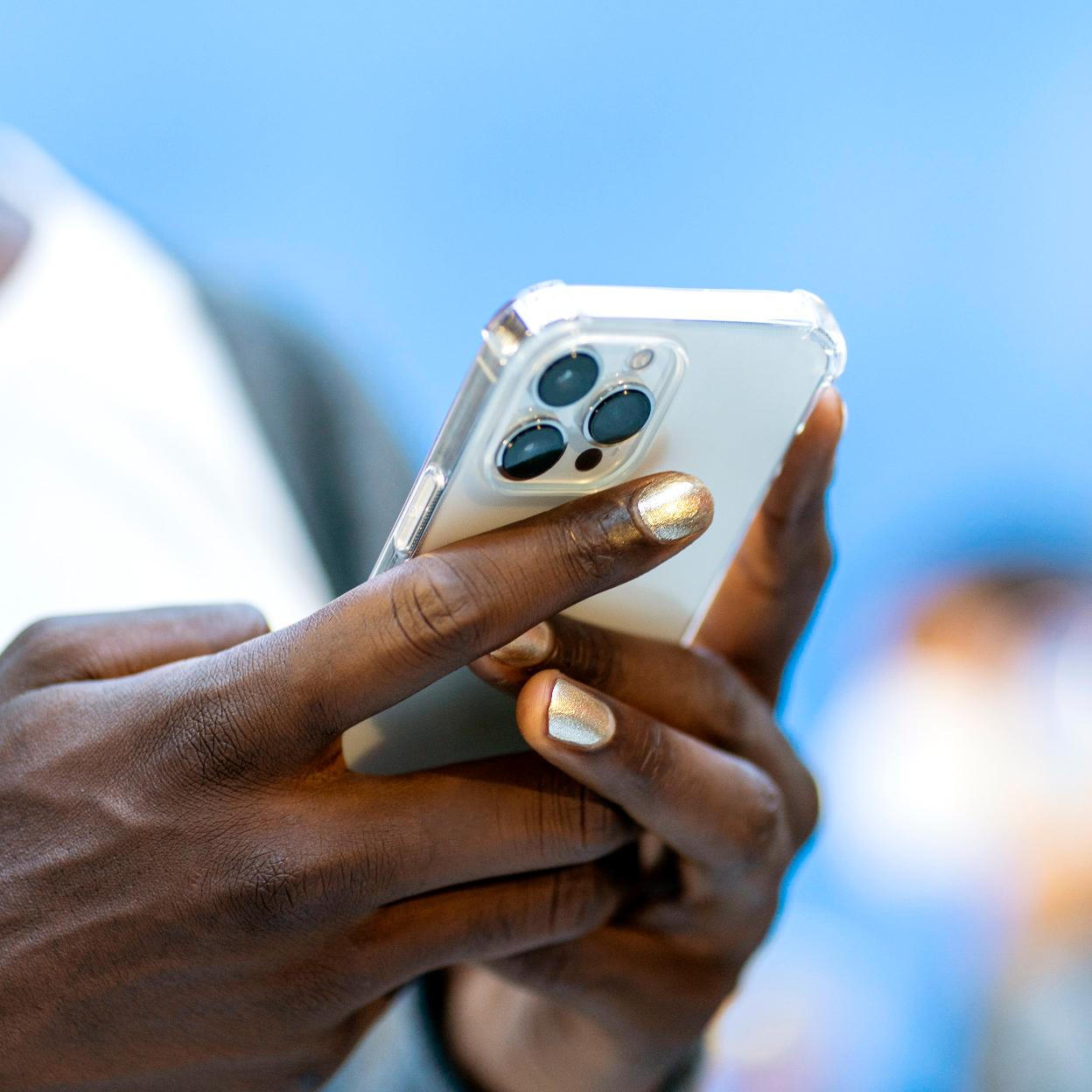 Una mujer con las uñas metalizadas.