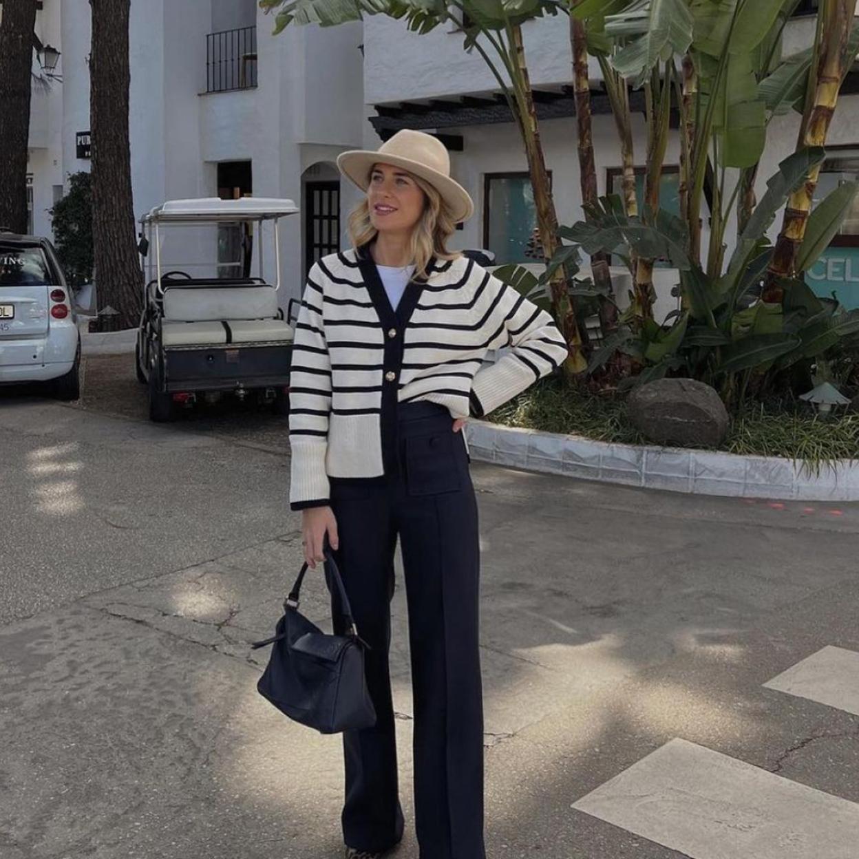 Una mujer con cárdigan de rayas.