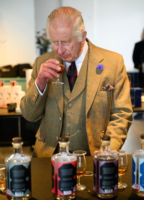 Imagen - Carlos III oliendo una bebida/GTRES