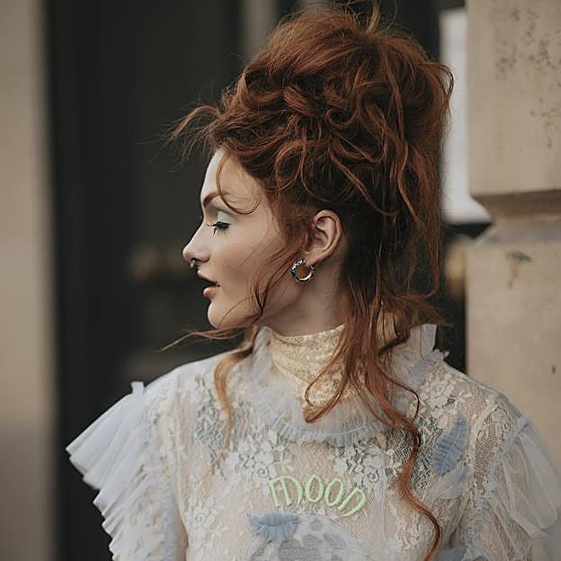 Moño con volumen estilo gothic romance