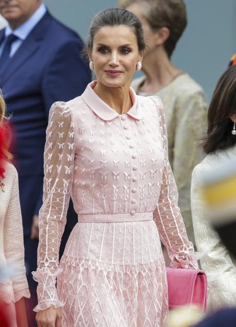 Imagen - La reina Letizia con un vestido rosa bordado de Felipe Varela. Foto: Gtres.