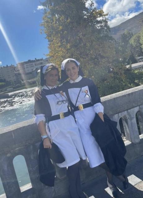 Imagen - Tamara Falcó quiso mostrarse ante su millón y medio de seguidores vestida con el uniforme de los auxiliares de la Hospitalidad de Madrid, en una reciente peregrinación al santuario mariano de Lourdes. (FOTO: INSTAGRAM)