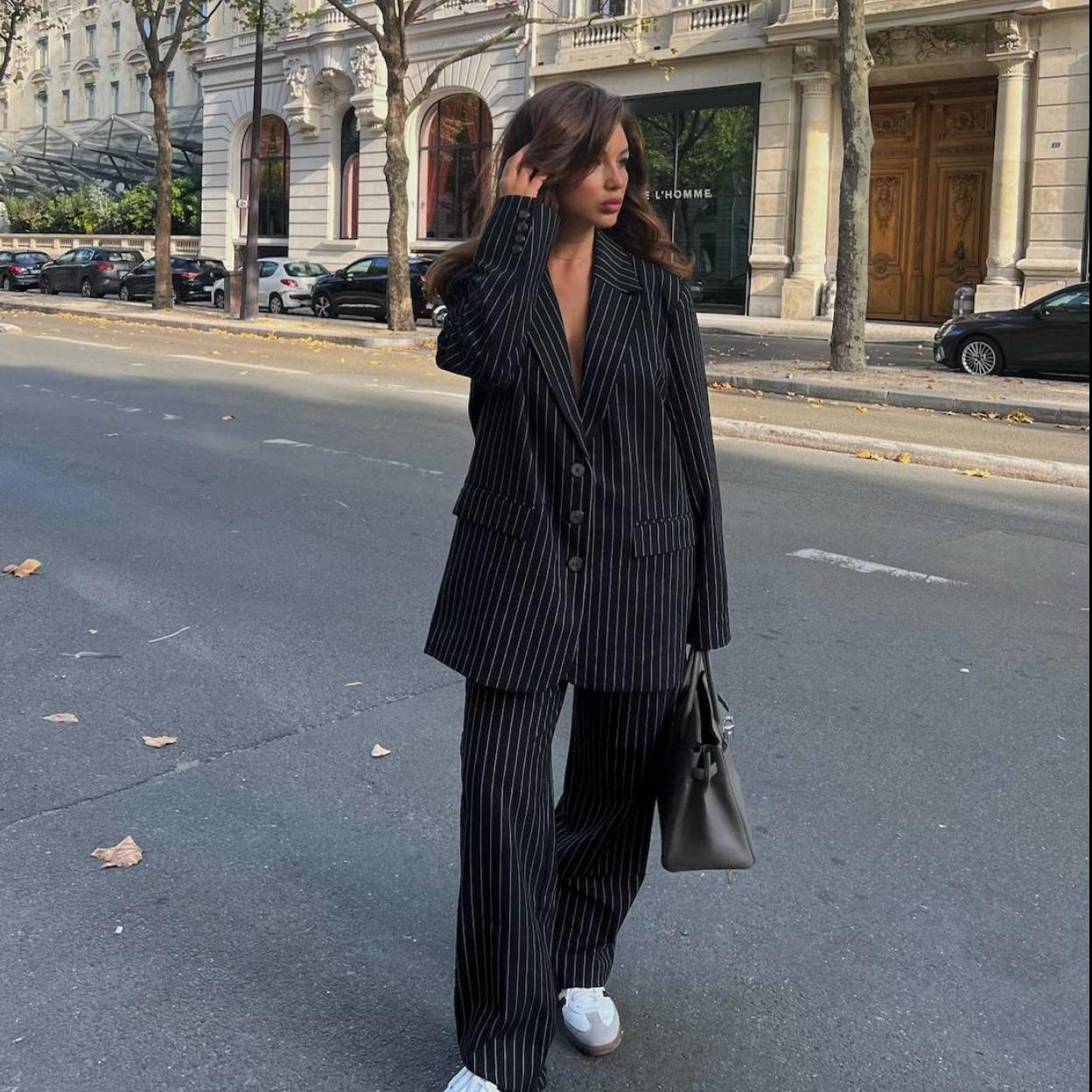 La influencer lleva un traje todoterreno