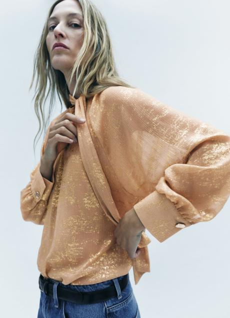 Imagen - Blusa con lazada de Zara (29,99 euros)